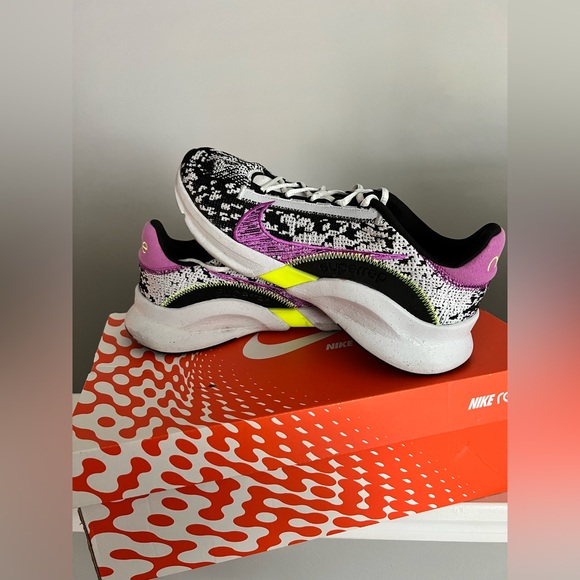 Men’s Nike Sneaker (Wore Once) Size 11 - Picture 2 of 3